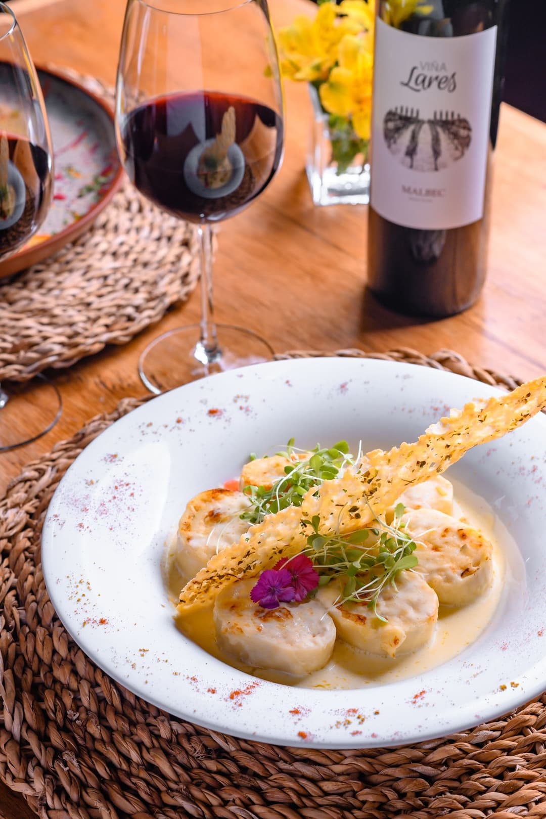 Plato de pasta con vino tinto
