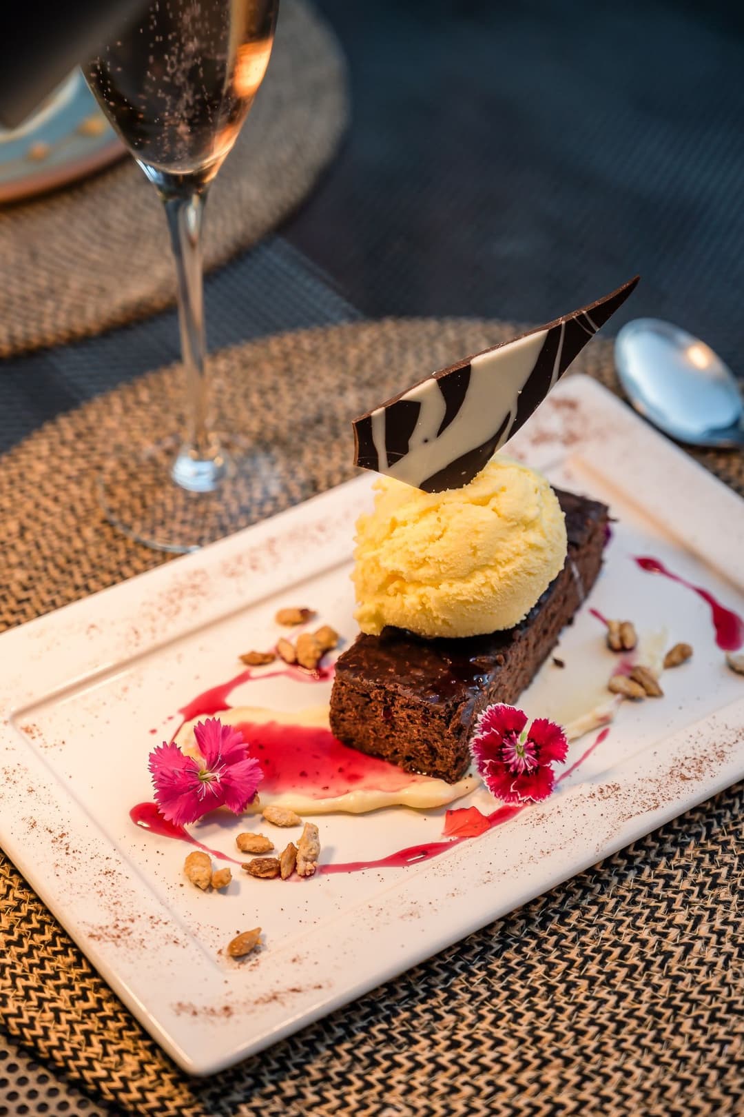 Plato principal con salsa y flores comestibles