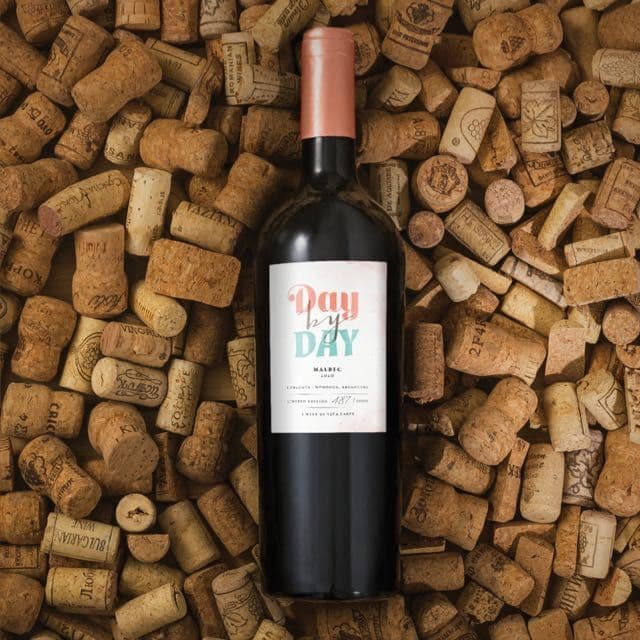 Botella de vino de Viña Lares sobre corchos