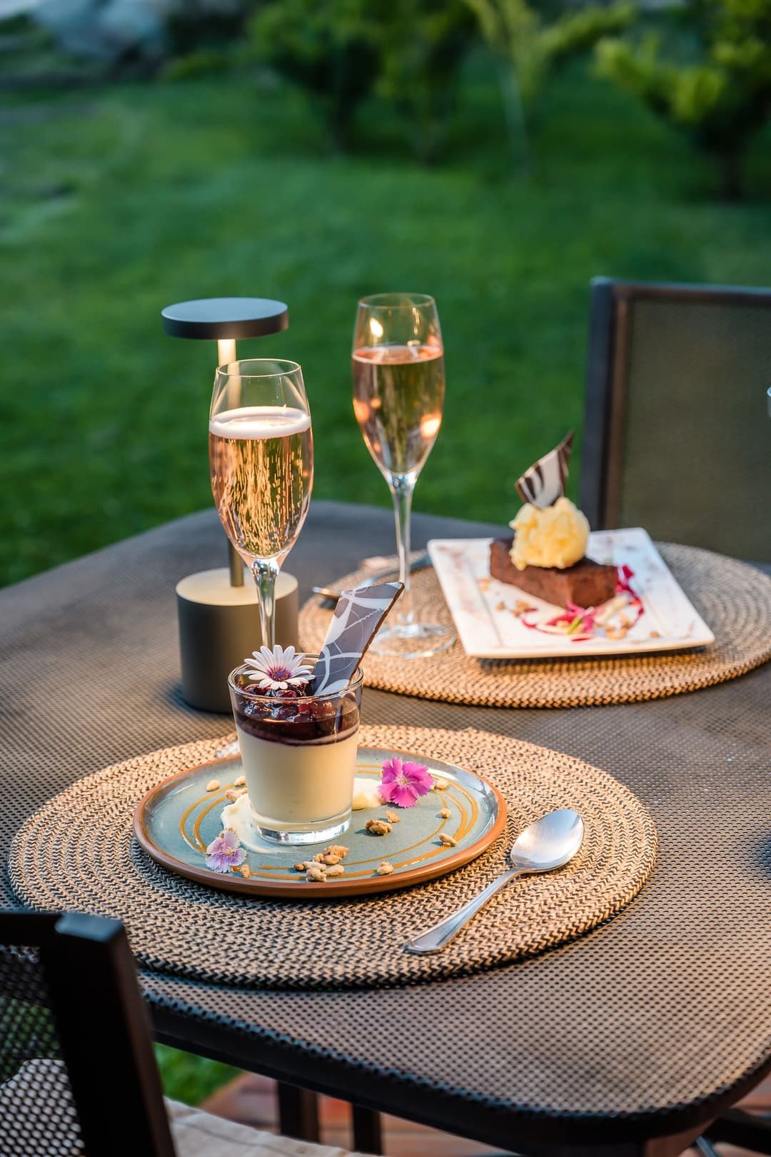 Postre y espumante en la terraza del jardín